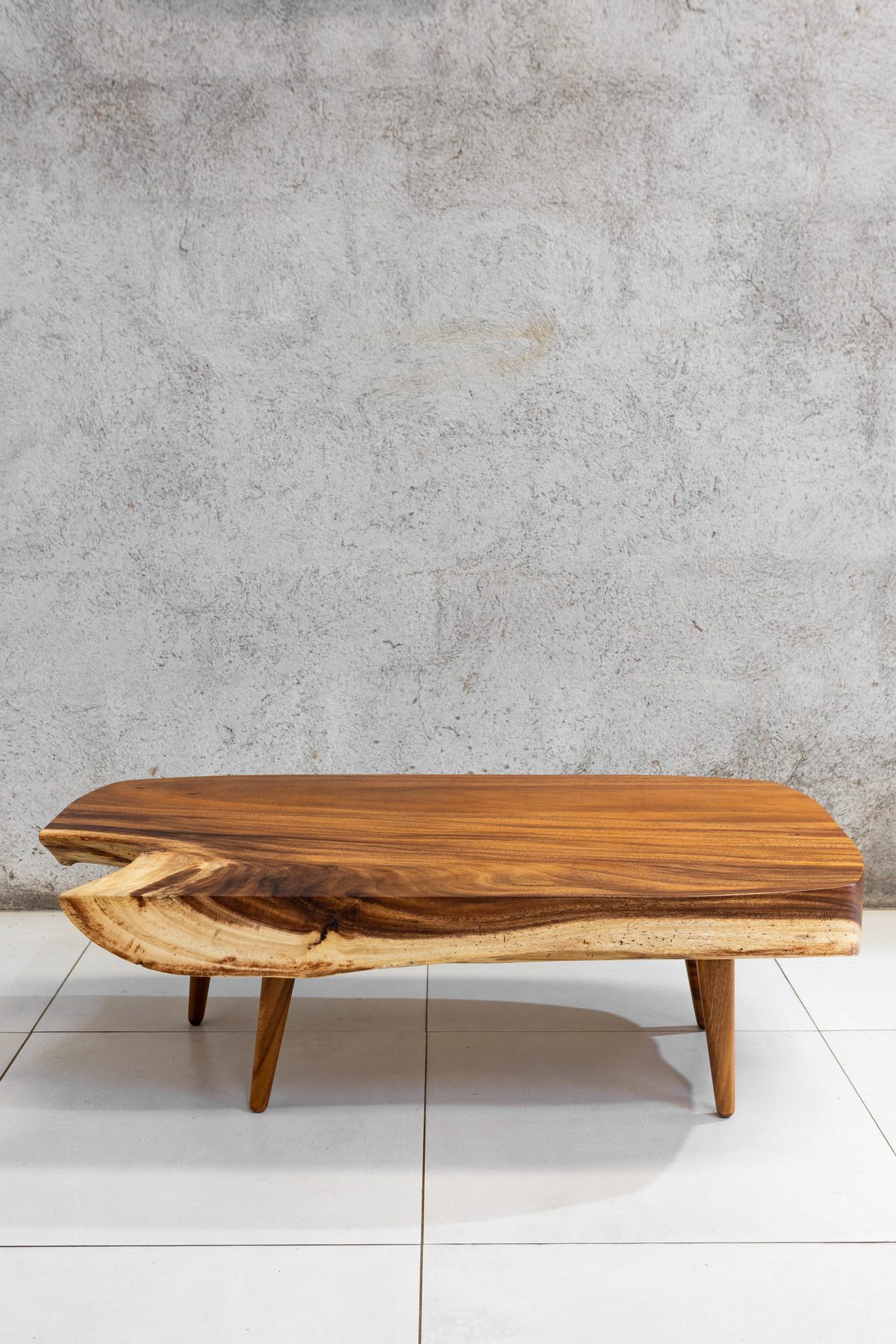 Sabana I Guanacaste coffee table seen straight on, deep wave cut into the live edge