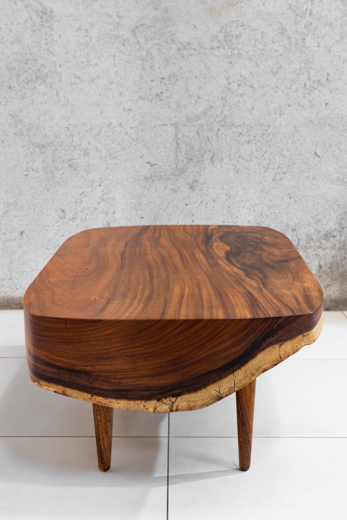 Sabana II seen from three-quarters, the rounded top edge and pale sapwood band along the front
