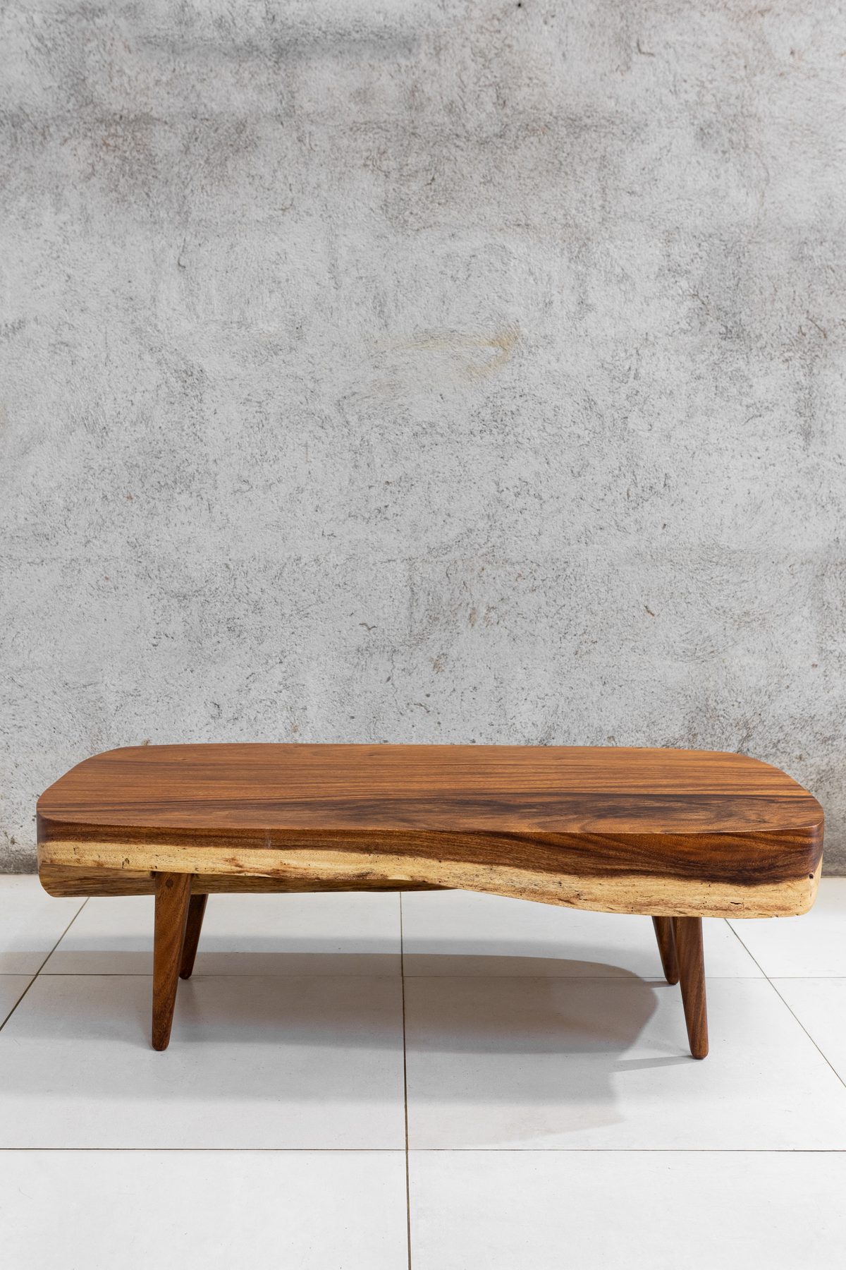 Sabana II Guanacaste coffee table seen straight on, continuous live edge and red-brown heartwood
