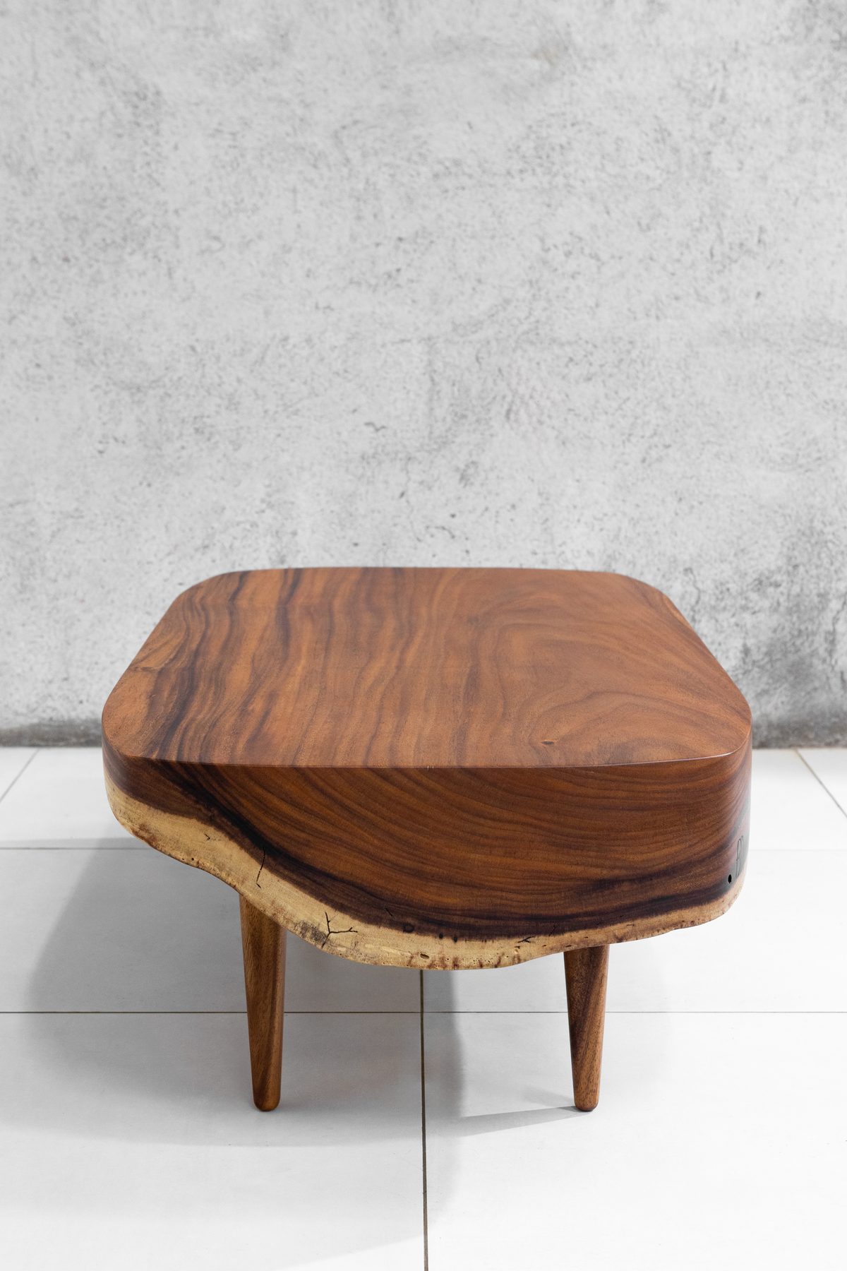 Sabana III seen from three-quarters, showing the rounded top and tapered turned legs