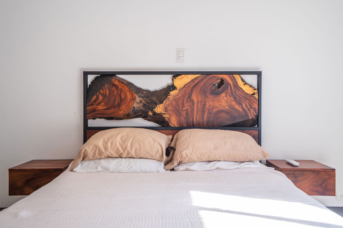 Custom bed with live-edge headboard, Cama Refugio