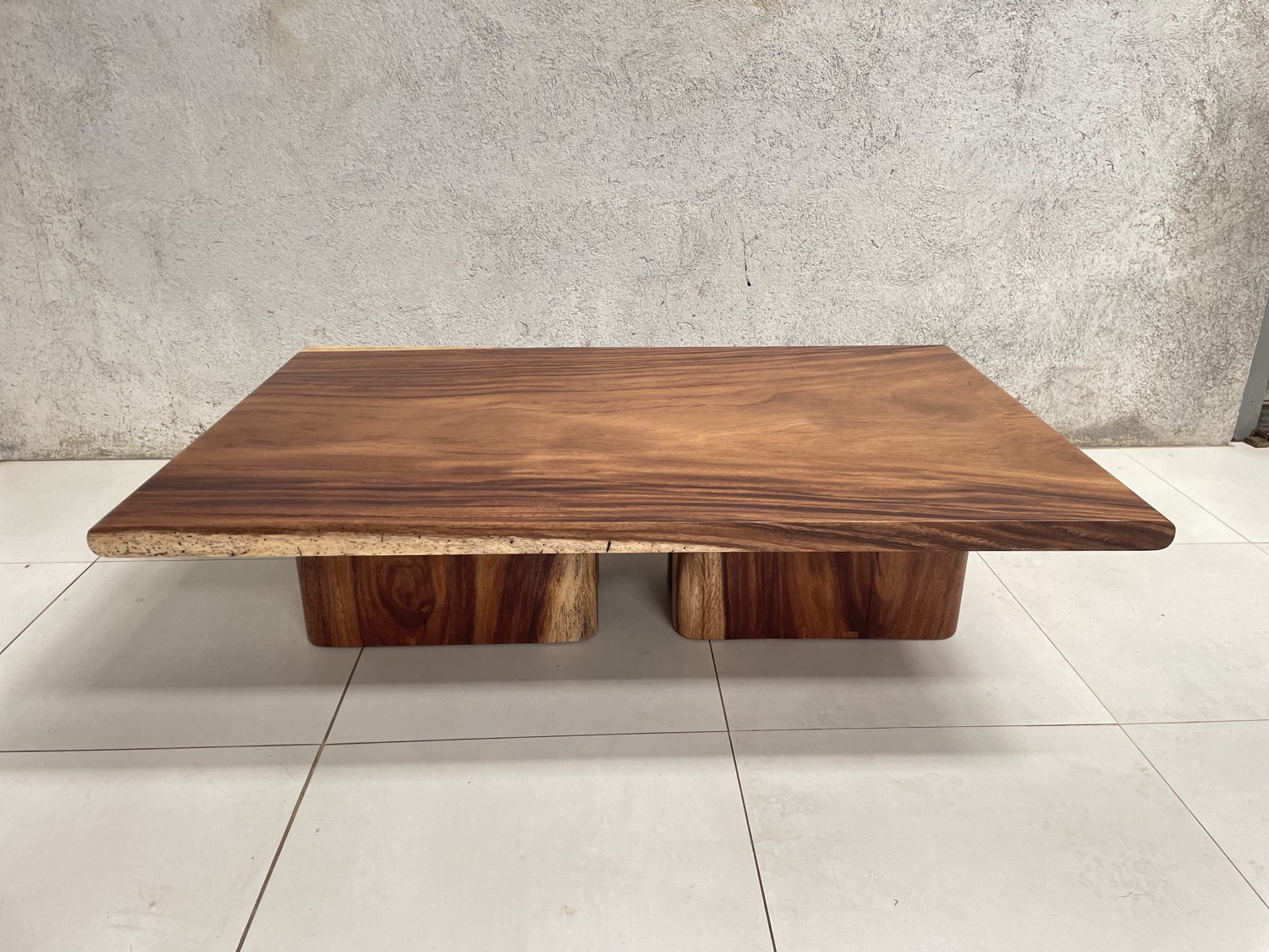 Live-edge coffee table, Guanacaste · Private residence, custom hardwood furniture Costa Rica